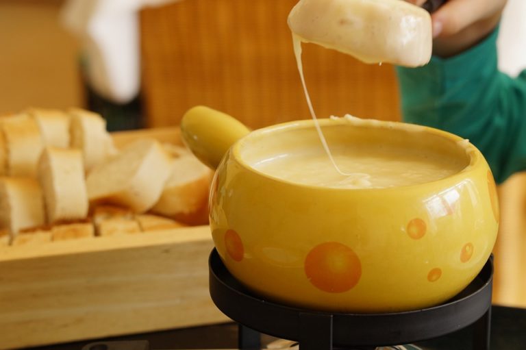 Росконтроль считает, что засилье фальсификата сырной молочной продукции в российских магазинах способствует росту инфарктов и инсультов у населения